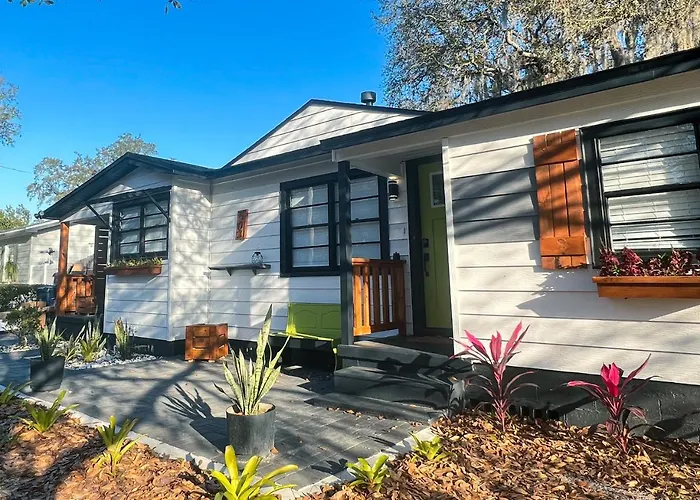 Charming Bungalow Centrally Located In Tampa