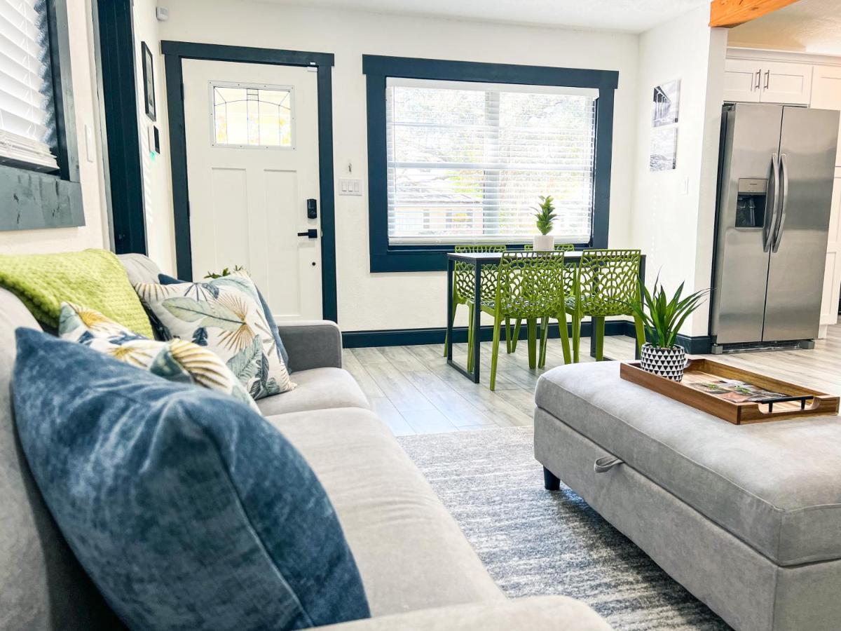 Charming Bungalow Centrally Located In Tampa Villa